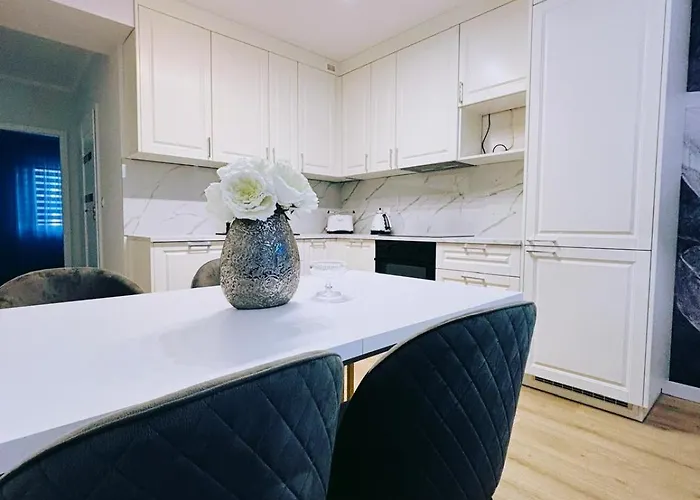 3 Bedrooms Premium Bella White For 8 Guests With Ac And Underground Parking Apartment